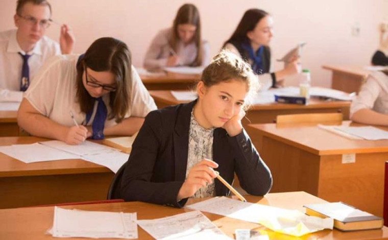 В Москве планируют испытать экспериментальную часть ЕГЭ по естественным наукам.