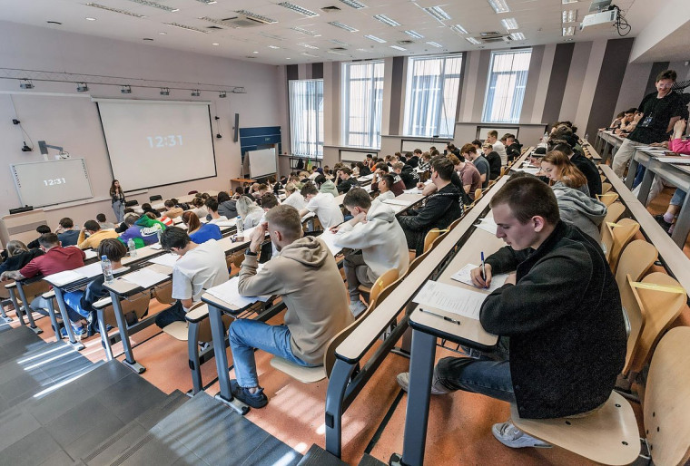 В России меняют систему образования. Чего ждать школьникам?.