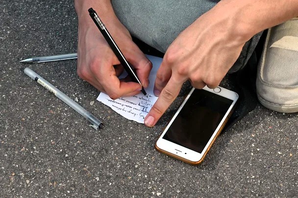 Свыше 200 человек были удалены с ЕГЭ, 70 из них — из-за телефона.